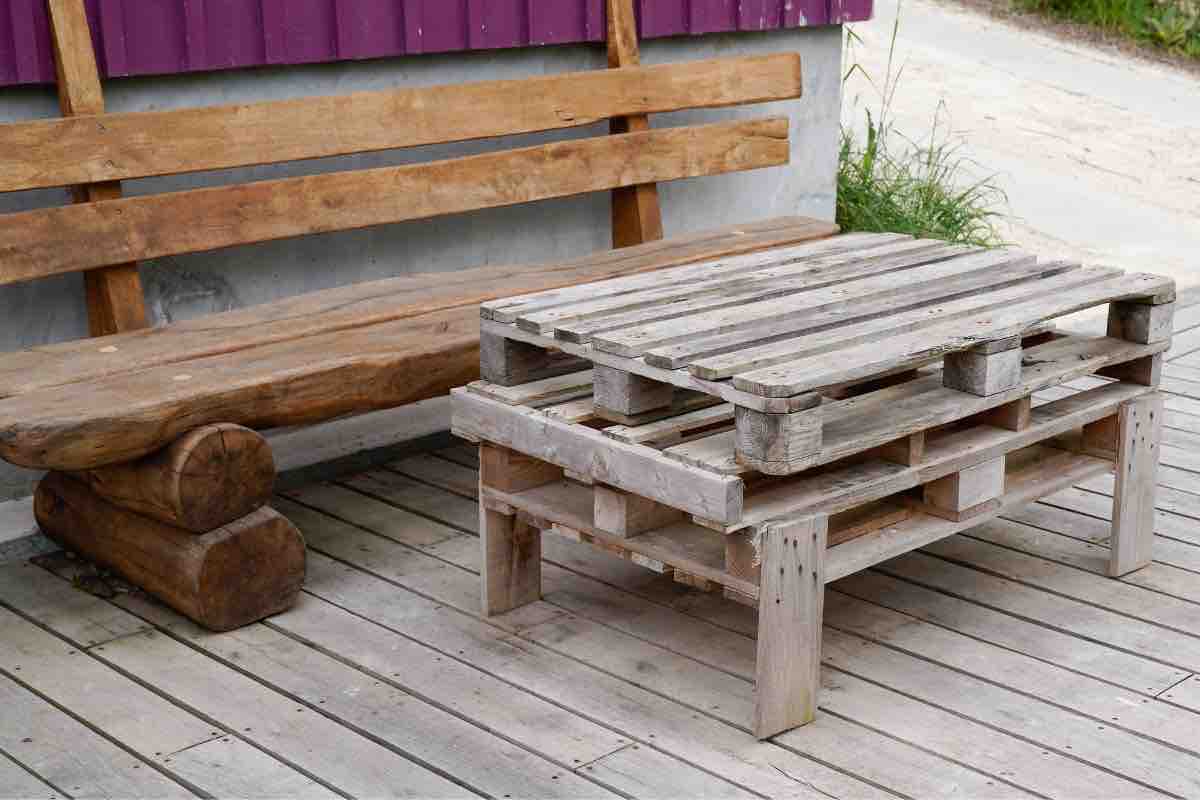 5 idee low cost per arredare giardino con bancali in legno