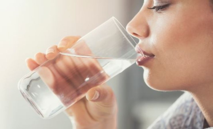 bere acqua e sale al mattino fa bene?